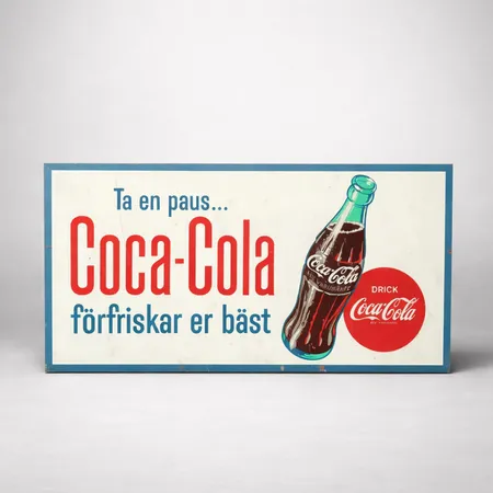 Reklamskylt Coca-Cola,1960 tal,ca 200x100 cm.Har hängt på Brevikens logdans servering från ca 1965-2025,repor/slitage.Obs skickas ej. Specialfrakt, kontakta pantbankskontoret för mer information.