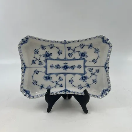 ROYAL COPENHAGEN. "musselmalet",serveringsfat, helblond nummer 1195,ca 23x17 cm. Skickas med postpaket.