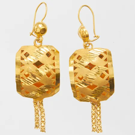 Örhängen med genombruten design, längd ca 54mm, bredd 17mm, skeva, bucklor, 21K Vikt: 5,4 g