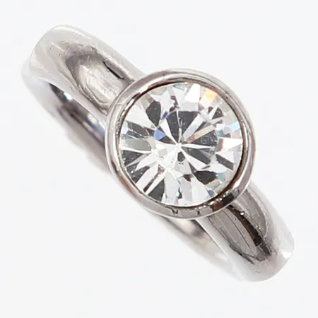 Ring med vit sten Dyrberg/Kern stl:18¼ bredd:4-10mm, slitage baksida skena, vit metall  Vikt: 0 g