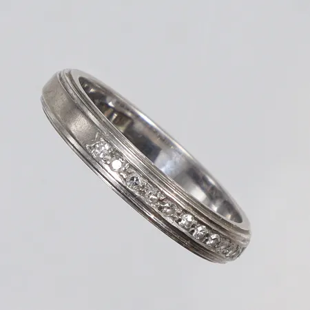 Ring i vitguld med diamanter 14xca0,01ct stl 17¾ bredd 3,5mm ABJ (Juvelfabriken Ab) Stockholm 1952, 18K Vikt: 5 g