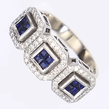 Ring med blå stenar och dia tot 66 x ca 0,005ct stl: 18¼ bredd 3-9mm vitguld 14K Vikt: 7,2 g