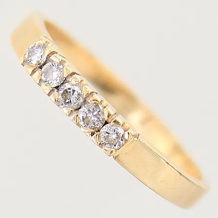 Ring med diamanter 5 x ca 0,04-0,05ct stl:20, bredd 2-3mm 18K  Vikt: 3,7 g