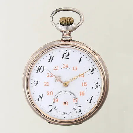 Fickur Zenith Grand Prix Paris 1900 15 Rubis silver manuell Ø52mm, boett-nr: 30409519037, verk-nr: 2265259, innerboett i metall, klockkedja i oädel metall medföljer, monogram, urtavla samt sekundvisare lös, glas med repor, silver 800/1000, bruttovikt: 115,2g