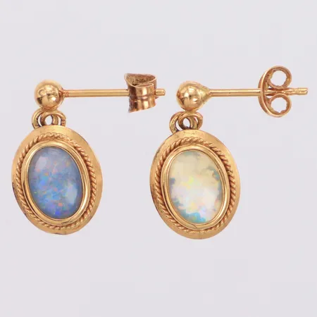 Örhängen med opaltripletter längd 17mm, bredd 8,8mm, sprickor i stenarna, 18K Vikt: 1,6 g