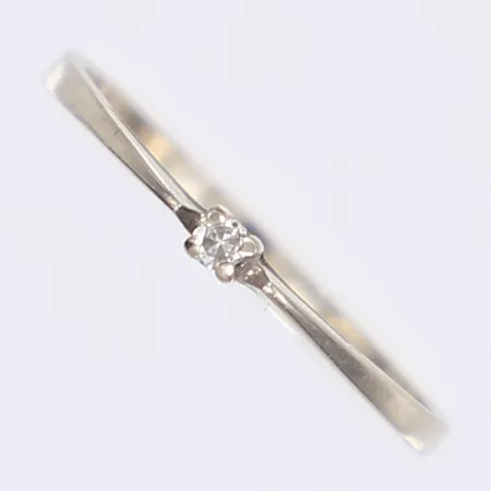 Ring med diamant ca 0,03ct stl: 17 bredd 2mm vitguld 18K Vikt: 1,6 g
