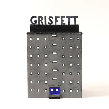 Skulptur Gunnar Lundkvist "GRISFETT & SON", blandteknik, signerad och daterad -91.  Skickas med postpaket.