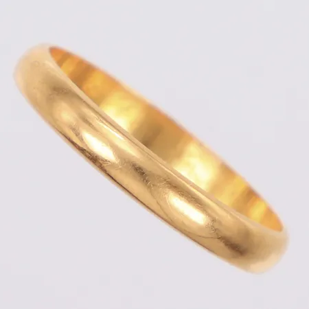 Ring stl:20½, bredd 3,3mm, spår av gravyr, 18K  Vikt: 3,7 g
