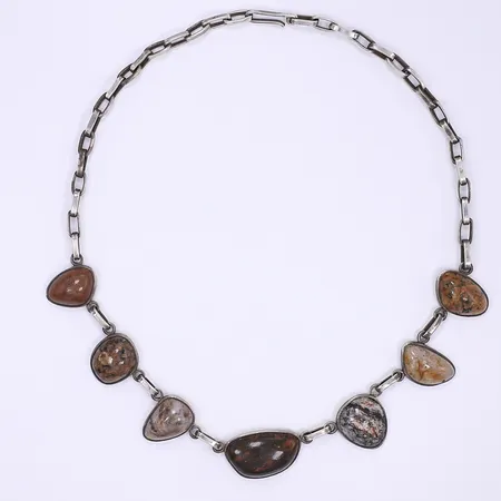 Halscollier med stenar bla. porfyr längd 54cm bredd 6mm-25mm silver 900/1000 Vikt: 77,5 g