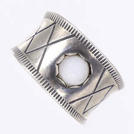 Ring Alton med vit sten stl: 17¾ bredd 8-13mm sliten sten silver 925/1000  Vikt: 3,9 g