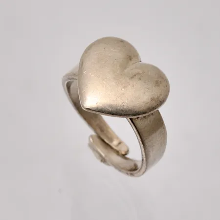 Ring med hjärta stl:17 öppen skena bredd 4-13,4mm, silver 925/1000, 5,73g.