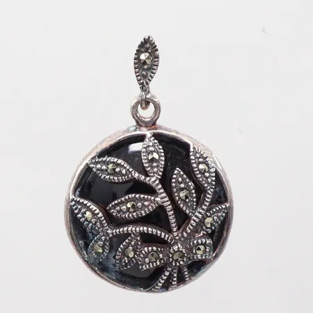 Hänge med markasiter längd 3,3cm, bredd 2cm, 925/1000 Silver. Vikt: 6,6 g