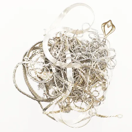 Trettiofyra kedjor, hänge, flertal defekta, 830-925/1000 silver Vikt: 139,2 g