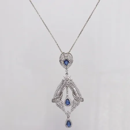 Collier med hänge vita och blåa stenar längd 43cm bredd 1mm, hängdel bredd 2,5-29mm, rörliga delar silver 925/1000 Vikt: 10,5 g