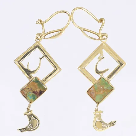 Ett par örhängen med infattade melerade stenar och dekor av tuppar höjd 50mm ostämplade 18K Vikt: 5,6 g