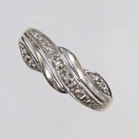 Ring med diamanter totalt ca 5x0,005ct stl:18, bredd 1-6mm, vitguld, 18K Vikt: 1,9 g