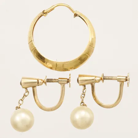 Tre udda örhängen, pärlor, 18K  Vikt: 4,8 g