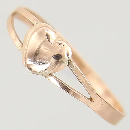 Ring med dekor stl:16¾ bredd 1,8-5,1mm, smärre buckla, 18K Vikt: 0,7 g