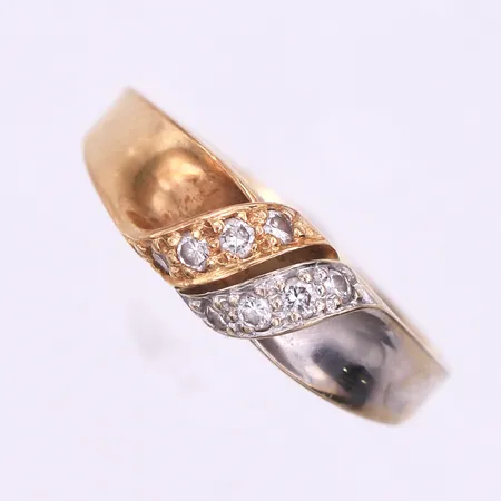 Ring röd och vitguld med diamanter på ca 0.20 ct enligt inskription,storlek 18 mm,bredd 2.4-6.7 mm,18k. Vikt: 4 g