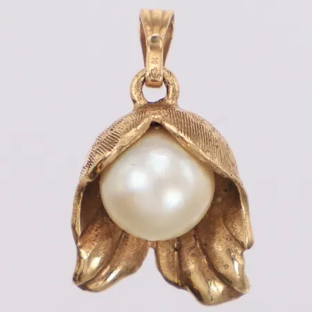 Hänge med imitationspärla Ø7,7mm längd 21,6mm, bredd 12,4mm, 14K  Vikt: 2,3 g