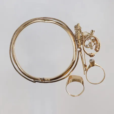 Diverse guld defekt, delvis gravyr med stenar 18K Vikt: 31,1 g