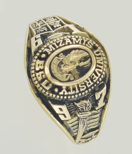 Ring, Ø16 mm, bredd 12 mm, graverad/ lödd, 18K Vikt: 5,1 g