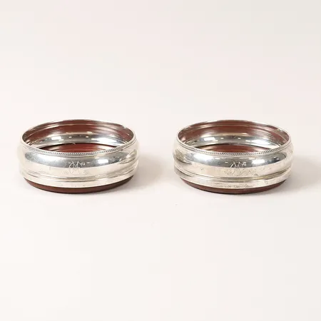 Två Flaskcoasters Birmingham England, träbotten av mahogny, monogramgravyr, 1900-tal, ca Ø12cm, 925/1000 silver, bruttovikt 371g Vikt: 0 g