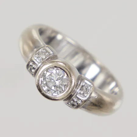 Ring diamanter 1 x ca 0,50ct W(H)P samt 4 x ca 0,01ct, stl18, nagg på mitten sten, vitguld 18K Vikt: 7,5 g
