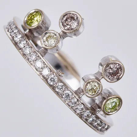 Ring med diamanter ca 25x0,01ct 4x0,05ct samt 2x0,03ct (saknas smyckesdel i mitten), stl: 17 ¼, bredd ca 2-9mm, 18K Vikt: 3,9 g