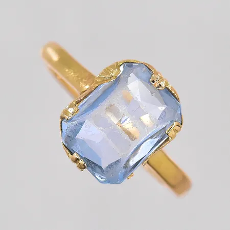 Ring med skadad blå sten stl:18½ 18K Vikt: 4,7 g