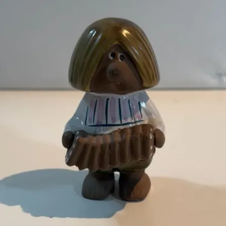 Figurin Troll med dragspel Kurt Nilsson, höjd 8cm, bredd 5cm, osignerad.