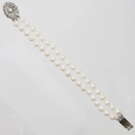Pärlarmband dubbelradigt med odlade semibarocka saltvattenpärlor Ø6,5-7mm, längd: 18,5cm, lås i silver 830/1000 med odlad saltvattenpärla samt vita stenar, bruttovikt 24,6g.