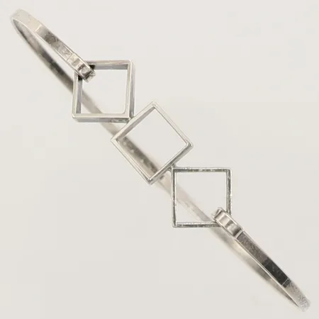 Armband med genombruten dekor, stelt öppningsbart, Ø 50-55cm, bucklig Finland 925/1000 silver Vikt: 4 g