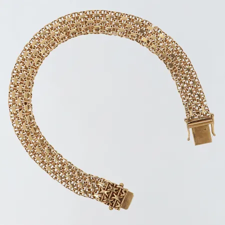 Armband X-länk med stav, längd 18,5cm, bredd 9,3mm, skev/bucklig, en länk defekt,  18K.  Vikt: 14,3 g