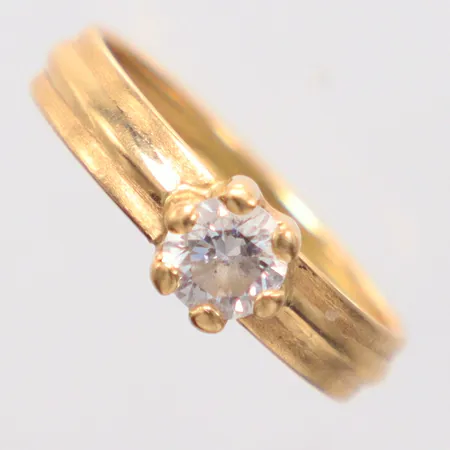 Ring med vit sten stl: 17¾, 18K. Vikt: 1,2 g