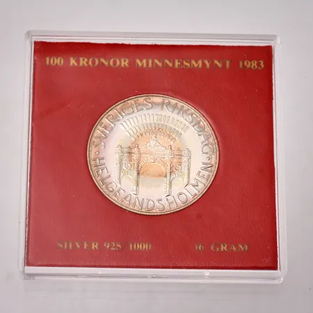 Jubileumsmynt 100kr, Sveriges Riksdag Helgeandsholmen 1983, plastetui, silver 925/1000 16,2g Vikt: 16,2 g
