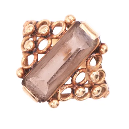 Ring med sten,gravyr,storlek 16 mm,bredd 1.7-16.1 mm,Karlsson & Col Guldsmedsfirma Malmö,18k. Vikt: 3,9 g