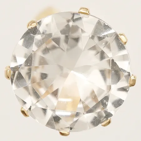 Ring med fasettslipad bergkristall stl:14¾, bredd 18mm, Nordiska Juvelaktiebolaget år 1961, 18K Vikt: 10,3 g