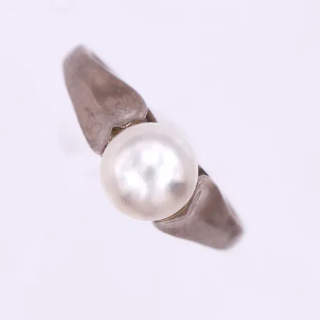 Ring vitguld med odlad pärla,storlek 17 ½ mm,bredd 1.8-7mm,18k. Vikt: 3,2 g