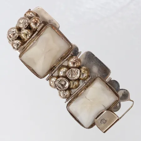 Armband med stenar och kulor längd 20,5cm bredd 27-35mm skadade stenar, bucklor Silver 925/1000.  Vikt: 72,1 g