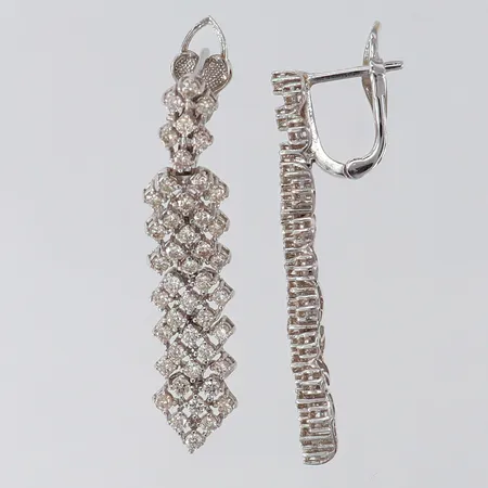 Ett par örhängen med diamanter 90 x ca 0,03ct totalt ca 2,70ctv 42,5x9mm vitguld 18K.  Vikt: 9,2 g