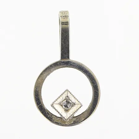 Hänge diamant ca 0,01ct längd 15mm bredd 9mm vitguld 18K.  Vikt: 0,7 g