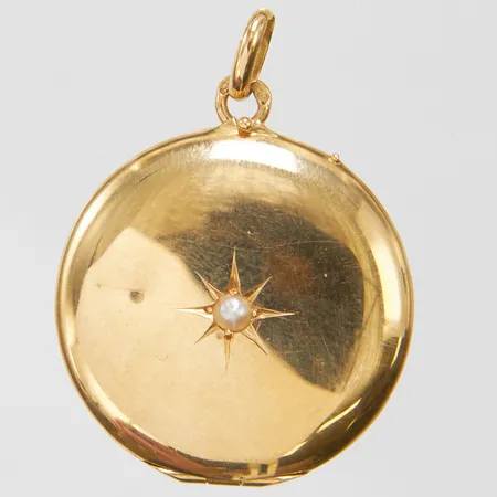 Hänge/medaljong med odlad pärla, längd ca 35mm, bredd 26mm, bucklig, repig, 18K Vikt: 5,4 g