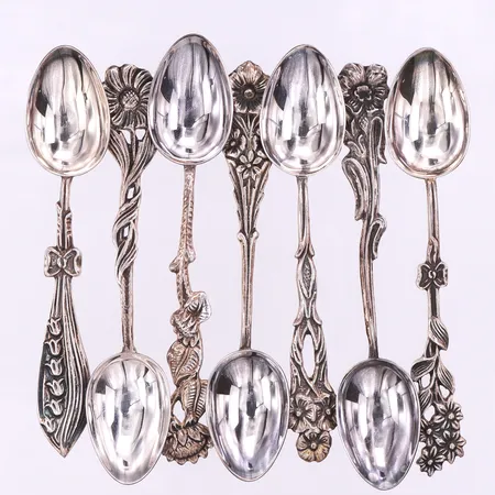 Kaffeskedar 8 st,blommor,längd ca 10 cm,silver 830/1000. Vikt: 66 g