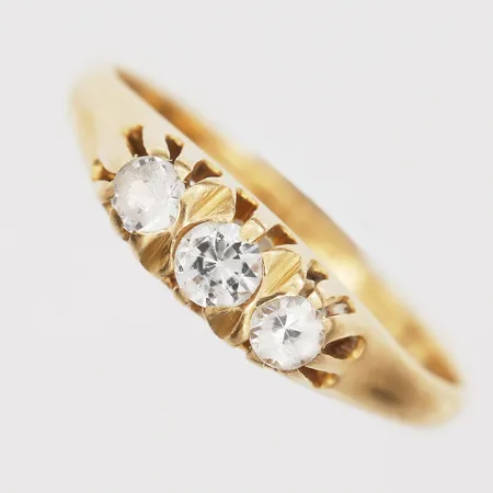 Ring med vita stenar stl 17¾, Gustaf Dahlgren & Co, Malmö, 1949, slitage, stenar med slitage, 18K guld.  Vikt: 2,4 g