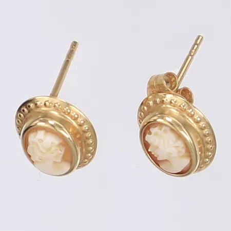 Ett par örhängen med snidad camé ca 60x10mm ojämna i formen en snurrebuss saknas 18K Vikt: 1,2 g