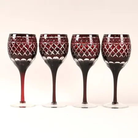 Fyra vinglas Böhmisk kristall röda med slipad dekor höjd 19cm Skickas med paket.