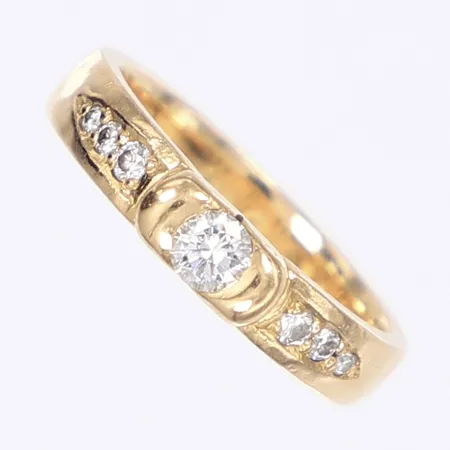Ring med dia tot ca 0,28ctv hamrad yta stl: 17 bredd 4mm gravyr 18K Vikt: 5,4 g