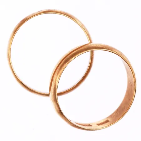 Ringar 2 st med gravyrer,18k. Vikt: 9,3 g