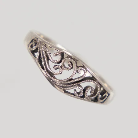Ring med filigranarbete Stl:17½, bredd 7mm Vikt: 1,4 g